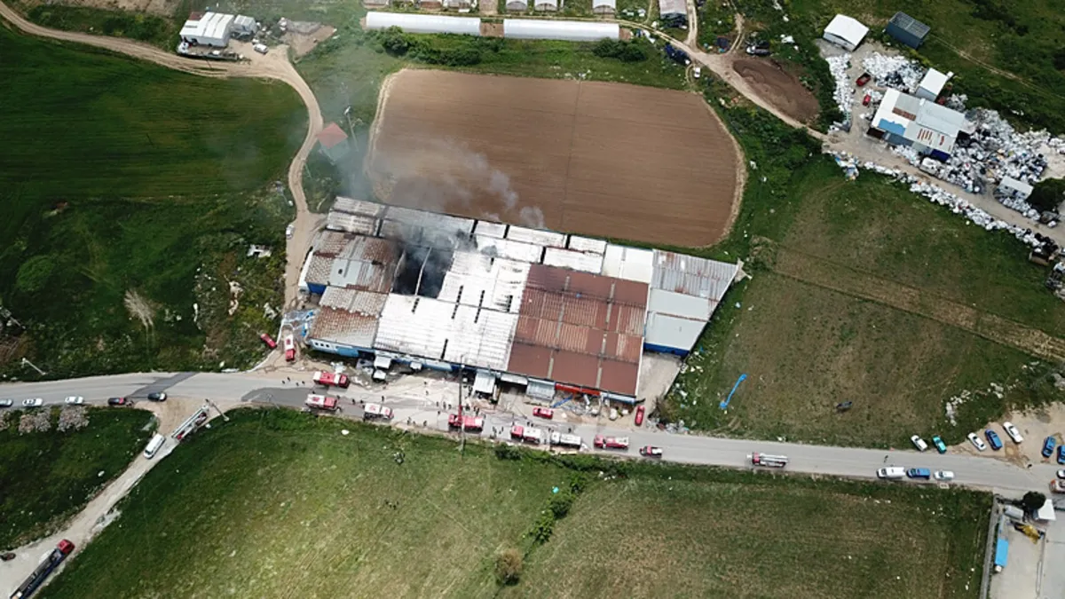 Kocaeli'de boya fabrikasında korkutan yangın