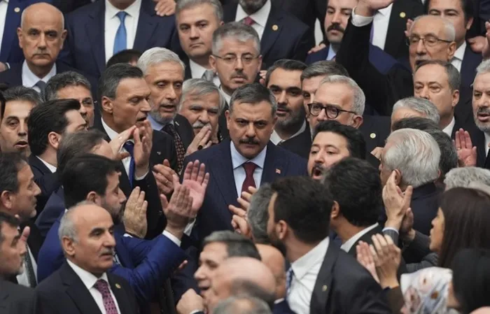 tbmmde-chpden-provokasyon-kursu-isgali-ile-torene-engel-olmaya-calistilar-ak-partiden-a-haberde-sert-tepki-1770821433890.jpg Fotoğraf-AA