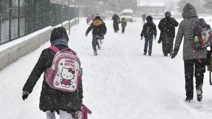 Konya’da yoğun kar hayatı olumsuz etkiledi! Trafik durdu okullar tatil edildi