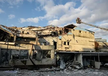 Beyoğlu'nda 3 katlı bina çöktü