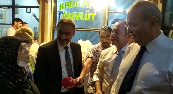 emekli-vatandastan-chpli-faik-oztraka-soguk-dus-niye-ortaligi-birbirine-katiyorsunuz-1658335690483.jpg Emekli vatandaştan CHP'li Faik Öztrak'a soğuk duş: Niye ortalığı birbirine katıyorsunuz? - 2