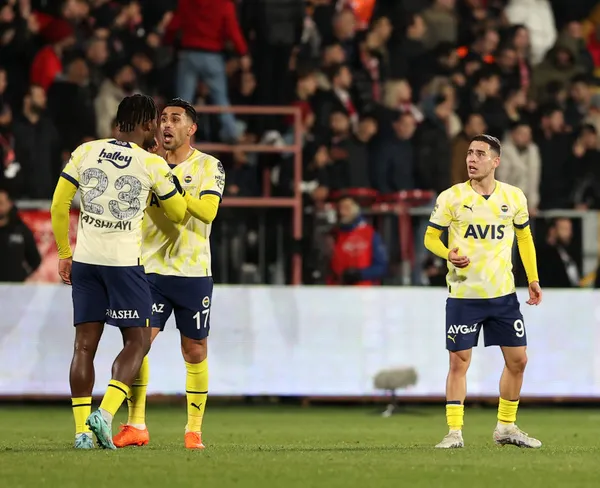 fenerbahce-taraftarini-soke-eden-kavga-sahada-tartistilar-takim-arkadaslari-araya-girdi-1674502462579.jpg Fenerbahçe taraftarını şoke eden anlar! Sahada tartıştılar takım arkadaşları araya girdi