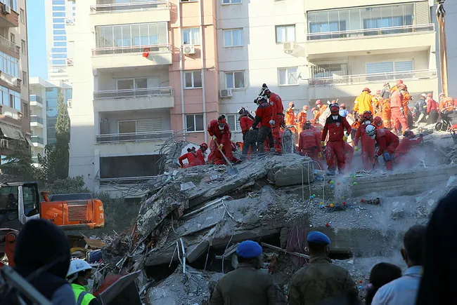 İzmir'deki depremde yıkılan binaların müteahhit ve fenni mesullerine gözaltı - 2