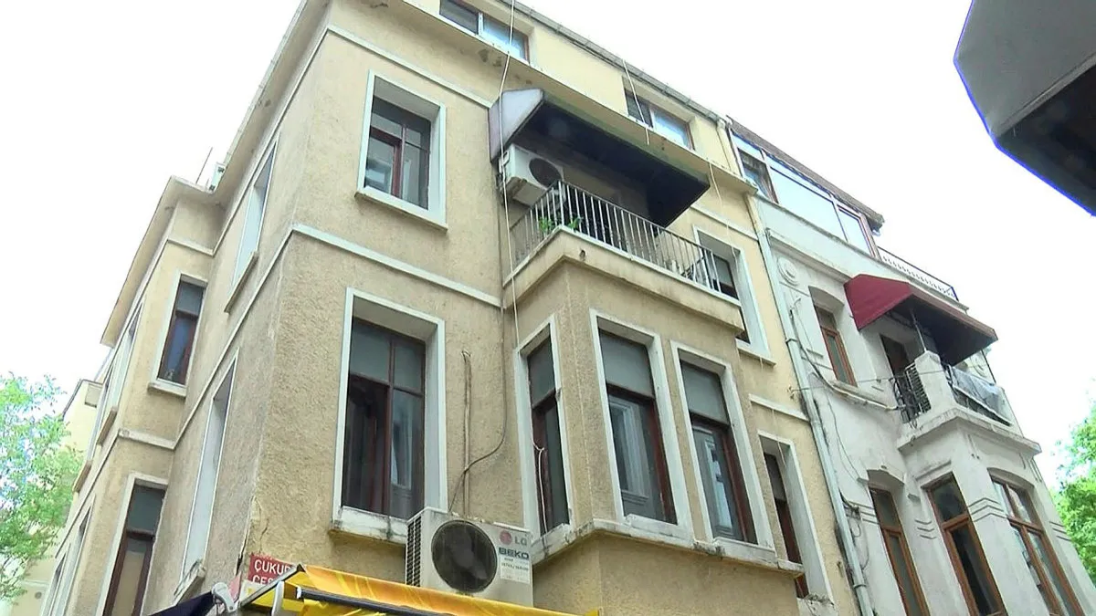 Beyoğlu'nda apart otelde yangın