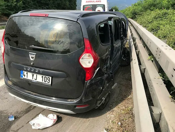 Son dakika: Sakaraya'da TIR ile otomobil çarpıştı: 6 yaralı - 1