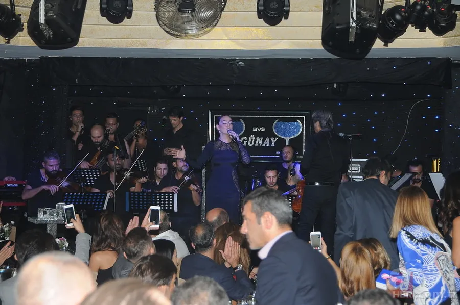 Ebru Gündeş'i dostları yalnız bırakmadı 4