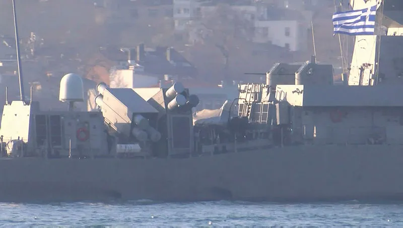 Yunan savaş gemisi İstanbul Boğazı’ndan geçti