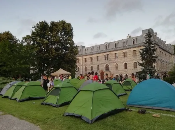 Boğaziçi Üniversitesi’nde yeni provokasyon! 30 çadır kurup alkol alan eylemciler uygunsuz davranışlar sergiliyor