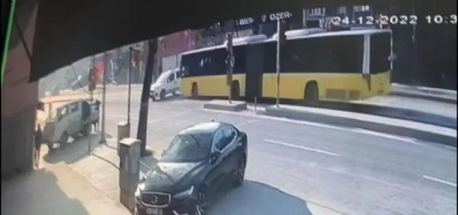 İETT otobüsü ile hafif ticari araç çarpıştı! Aracın içinde sıkışan vatandaş yaralandı