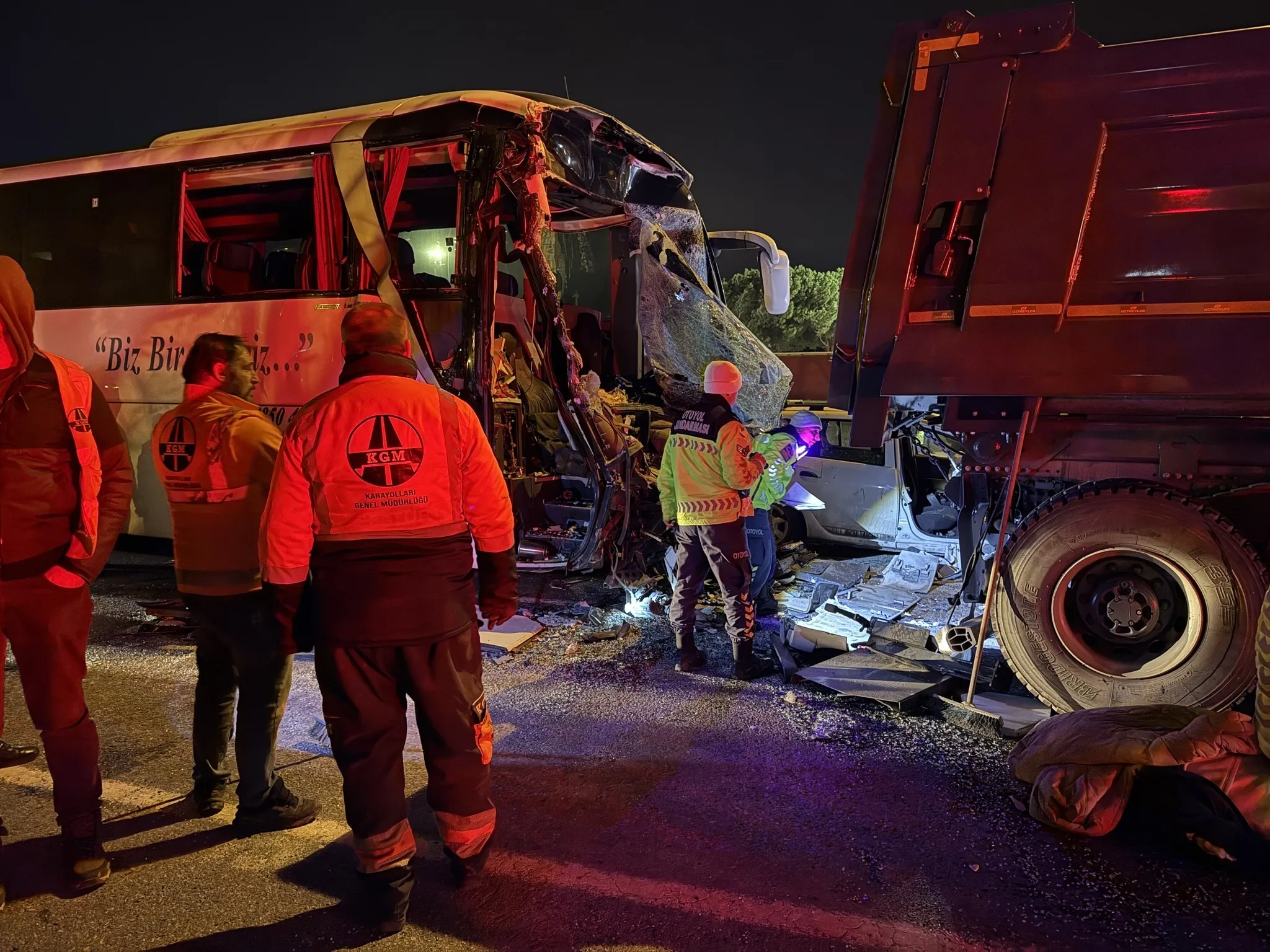 Sakarya'da TEM Otoyolu'nda zincirleme facia! Ölü ve yaralılar var