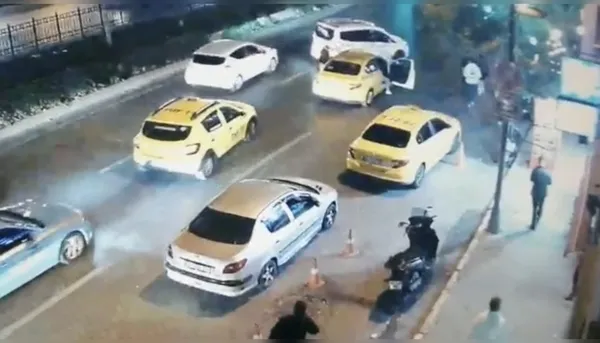 taksimde-ticari-taksi-surucucu-uyusturucuyla-yakalandi-nefes-kesen-operasyon-kameraya-yansidi-1665729537359.jpg Taksim'de nefes kesen operasyon! Ticari taksi sürücüsü uyuşturucuyla yakalandı - 1