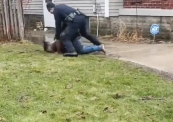 1649912694472.jpeg ABD'de yeni skandal! Polis yerdeki siyahi genci başından vurdu - 5