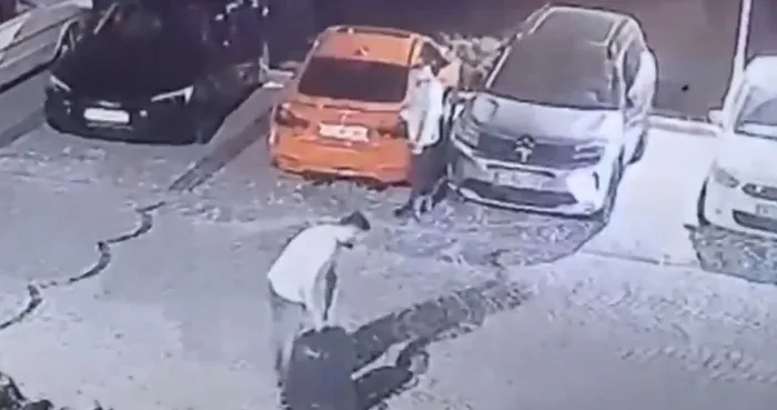 ayse-tokyazin-cesedini-valiz-icerisinde-boyle-tasimis-kan-donduran-goruntuler-ortaya-cikti-1752653762423.jpeg Katil zanlısı Cemil Koç, Ayşe Tokyaz'ın cansız bedeninin bulunduğu valizi böyle taşımış. (A Haber arşiv)