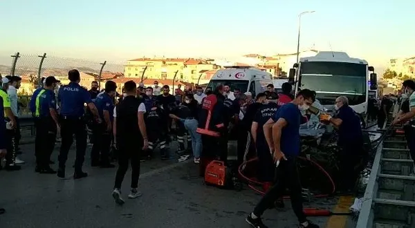 ankarada-feci-kaza-servis-araci-ile-otomobil-carpisti-1631476231941.jpg Ankara'da feci kaza: Servis aracı ile otomobil çarpıştı - 1