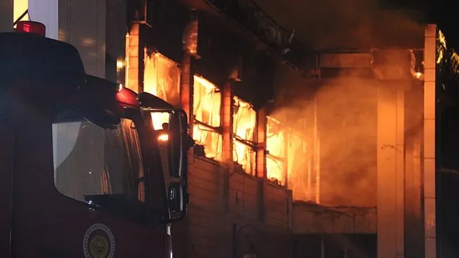 Geceyi aydınlatan alevler şehrin birçok noktasından görüldü! Sakarya’daki fabrika yangını böyle görüntülendi