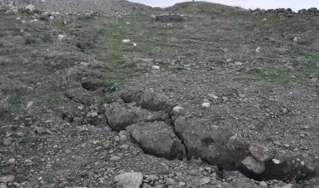 İzmir'de korkutan görüntü... Çöp depolama alanında çatlaklar her geçen gün biraz daha artıyor - 1