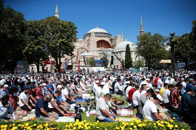 ayasofya-caminde-namaz-kilanlara-hakaret-etmisti-o-sahsin-hapsi-istendi-1601458280689.jpg Ayasofya Cami’nde namaz kılanlara hakaret eden şahsın hapsi istendi! - 2