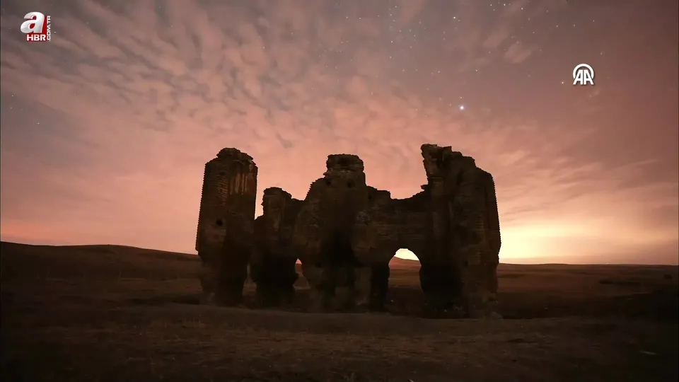 Tarihi Üçayak Kilisesi yıldızların altında etkileyici görüntüler oluşturdu