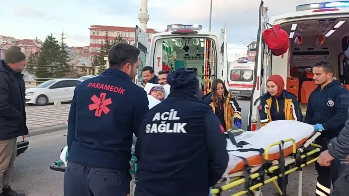 Otomobil ile ambulans çarpıştı: 3 yaralı
