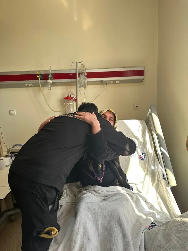 asrin-felaketinde-dunya-tek-yurek-oldu-ispanyol-ekiplerden-duygulandiran-hareket-1676297089796.jpg Asrın felaketinde dünya tek yürek oldu! İspanyol ekiplerden duygulandıran hareket - 3