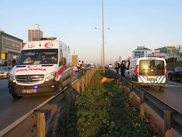 İstanbul D-100 karayolu orta refüjde ceset bulundu! Darp izi ve yüzünde kan... - 2
