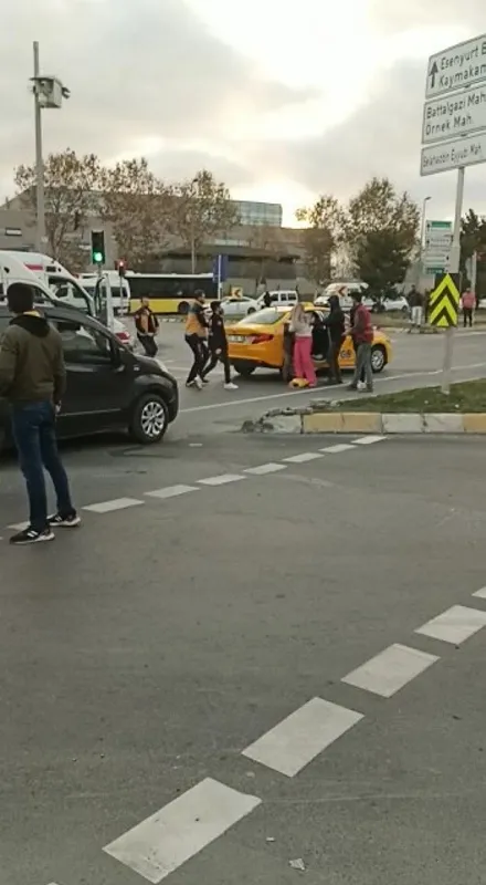 esenyurtta-rezil-olay-gozu-donen-taksici-tartistigi-kadin-musterisinin-sacini-cekti-kafasina-vurdu-1667911675500.jpg Esenyurt’ta rezil olay! Gözü dönen taksici tartıştığı kadın müşterisinin saçını çekti, kafasına vurdu - 5