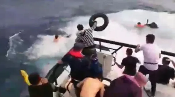 Kaçak göçmenlerin botları su aldı! Can pazarı kameralara yansıdı