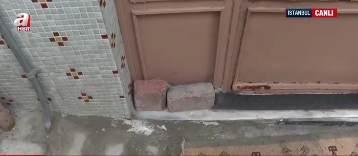 bagcilarda-dehsete-dusuren-olay-eve-giren-cani-kiz-cocugunu-tasla-oldurdu-1736844471348.jpeg Dehşetin yaşandığı evin önünde bulunan taşlar (A Haber ekran görüntüsü)