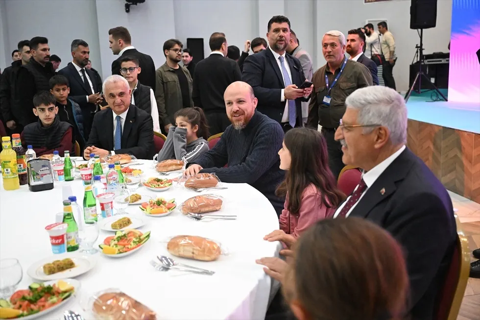 bilal-erdogandan-sosyal-medya-tuzaklarina-karsi-mucadele-cagrisi-1776961347950.jpg Bilal Erdoğan’dan sosyal medya tuzaklarına karşı mücadele çağrısı - 1