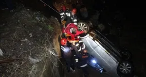 Erzurum’da kontrolden çıkan araç dereye uçtu!