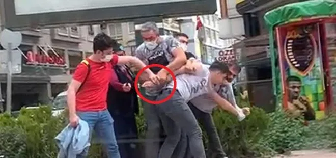 Adana’da cadde ortasında iki genç arasında bıçaklı kavga! Ortalık bir anda karıştı