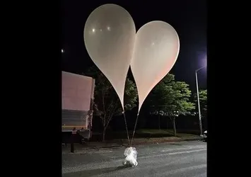 Kuzey Kore, Güney Kore'ye içinde "çöp" olan 150'den fazla balon gönderdi
