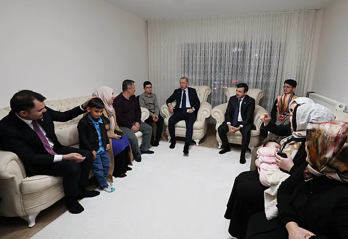 Asrın felaketinden asrın birlikteliğine! Başkan Erdoğan’dan esnafa ve depremzede Karakuş ailesine ziyaret