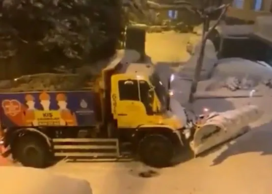 Vatandaş yolda Ekrem İmamoğlu sınıfta kaldı! Kar küreme aracının bu hali isyan ettirdi - 2
