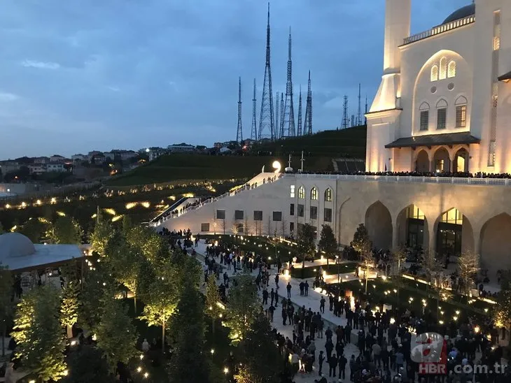 Büyük Çamlıca Camii'nde tarihi kalabalık!