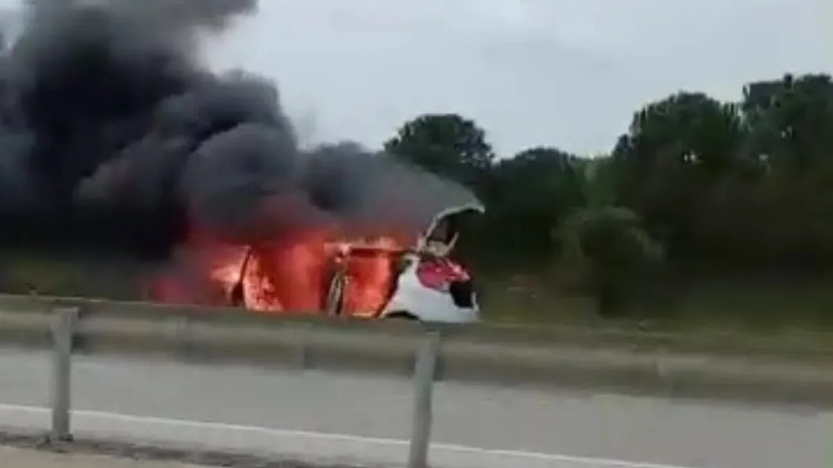 Seyir halindeki otomobil alev aldı