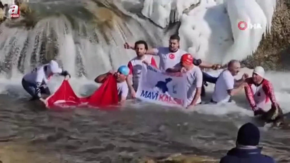 Van Gölü aktivistleri dondurucu soğuğa rağmen Muradiye Şelalesi'ne girdi