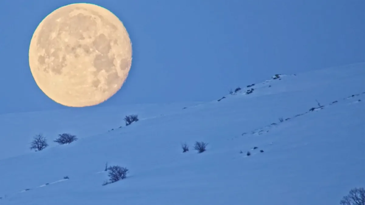 Görenleri mest etti: Karlı dağlar ve dolunay aynı karede