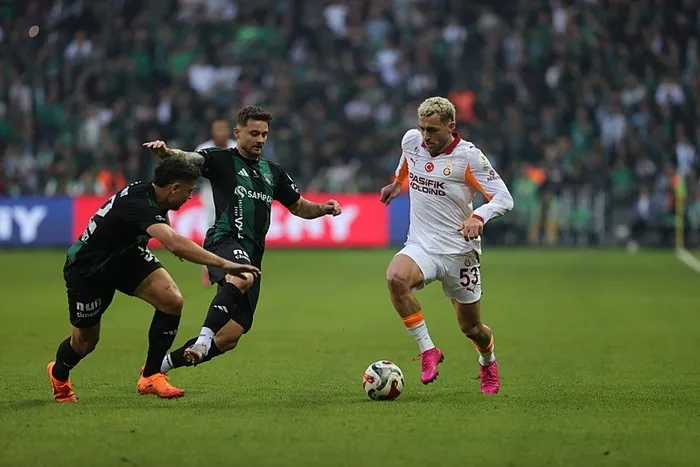 galatasaray-milli-araya-kayipla-girdi-sari-kirmizililar-sezonun-ilk-yenilgisini-aldi-1762704912448.jpeg Galatasaraylı Barış Alper Yılmaz (53), bir pozisyonda rakipleriyle mücadele etti. (AA)