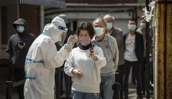 Çin’de halk kahramanları masalı kabusa döndü! Koronavirüs çalışanları eziyet oldu