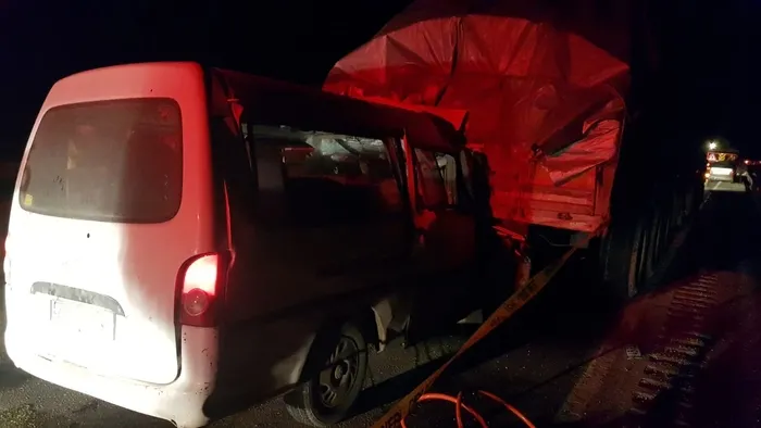 Son dakika: Manisa'da feci kaza: Minibüs TIR'a arkadan çarptı: 2 ölü - 3