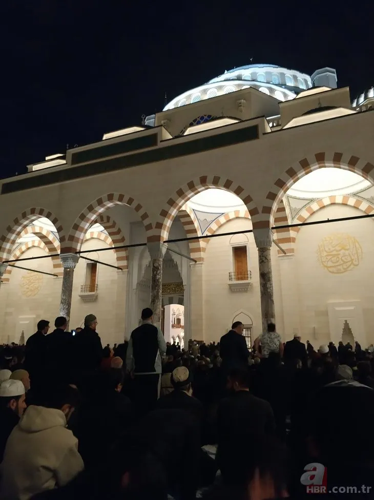 Büyük Çamlıca Camii'nde tarihi kalabalık!