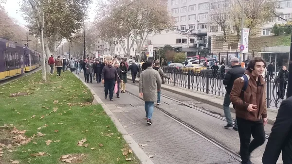 istanbullunun-cilesi-bitmiyor-bu-kez-de-ray-yerinden-cikti-vatandaslar-tramvay-yolunda-yurudu-1670425230152.jpg İstanbullunun çilesi bitmiyor! Bu kez de ray yerinden çıktı: Vatandaşlar tramvay yolunda yürüdü - 1