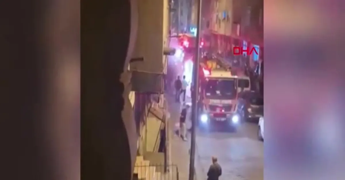 Küçükçekmece'de 5 katlı binada yangın