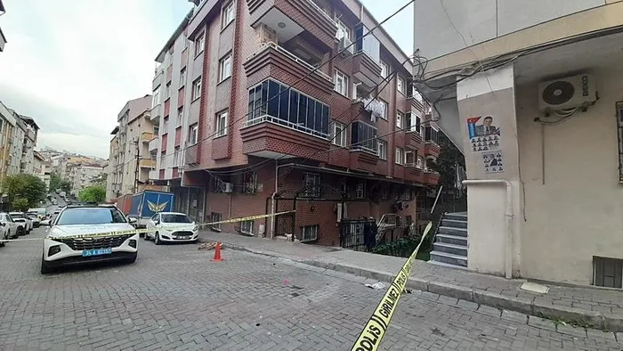 gungorende-korku-dolu-anlar-bir-apartmana-ates-acildi-1713820472719.jpeg Güngören’de korku dolu anlar! Bir apartmana ateş açıldı - 1