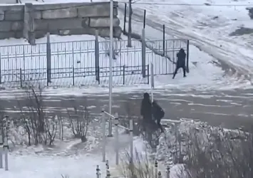 Rüzgarın hızı 90 kilometreyi aştı! Fırtınaya yakalananlar tabelalara sarıldı