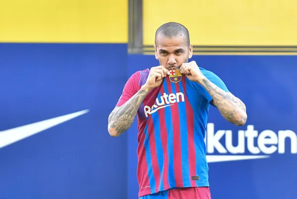 Dani Alves 38 yaşında Barcelona'ya geri döndü
