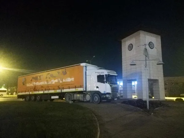1636925945320.jpg TIR'ı öyle bir yere park etti ki... Vatandaşlar şaştı kaldı - 1