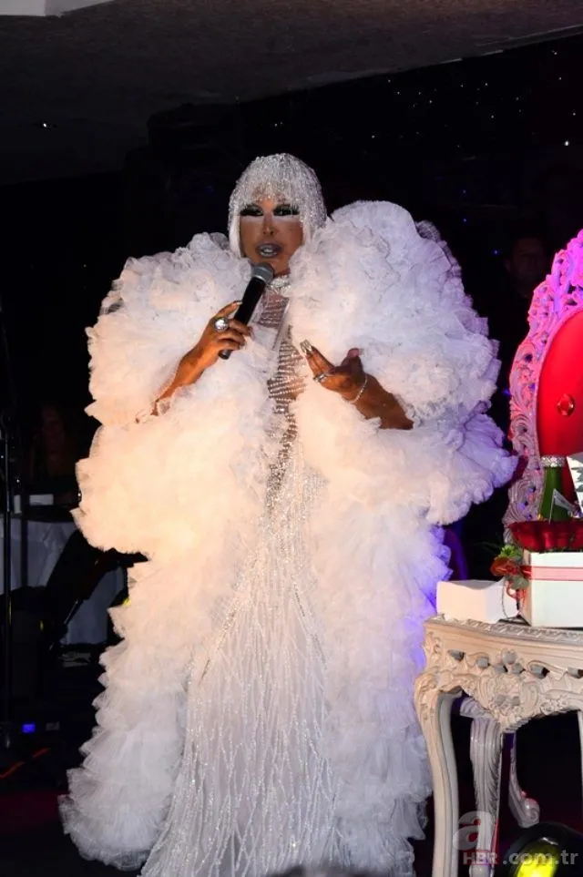 Bülent Ersoy'a ne oldu? Bülent Ersoy moraran elleriyle sevenlerini korkuttu 5