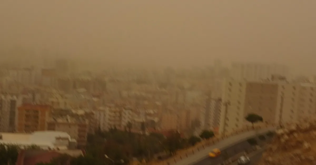 Mardin'de toz fırtınası! Göz gözü görmüyor